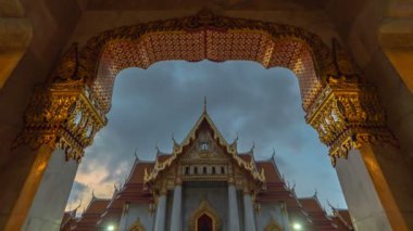 wat Benchamabophit.The Wat Benchamabophit veya Marble tapınağında timelapse gün batımı Bangkok beyaz İtalyan mermeri ile önemli ve güzel tapınakbiridir. wat Ben turizm bir dönüm noktası birçok turist ziyaret etmek gibi 