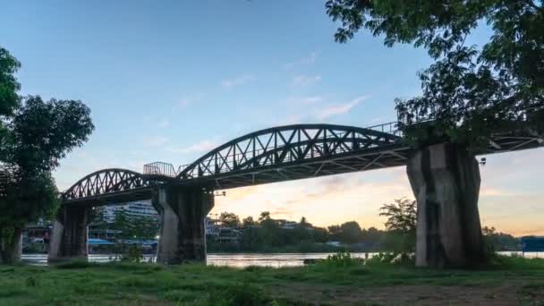 カンチャナブリタイのクワイ川に架かる有名な橋で 第二次世界大戦で建設されたクワイ川のタイムラプス — ストック動画