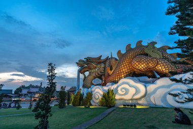 Suphanburi Dragon torunları müzesinde gün batımı. büyük altın ejderha Suphanburi şehirde ünlü bir dönüm noktası