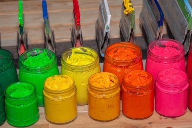 ekran baskı tee gömlek fabrika mağazasında şeffaf şişelerde renkli plastisol mürekkep.