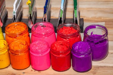 ekran baskı tee gömlek fabrika mağazasında şeffaf şişelerde renkli plastisol mürekkep.