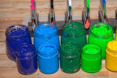 ekran baskı tee gömlek fabrika mağazasında şeffaf şişelerde renkli plastisol mürekkep.