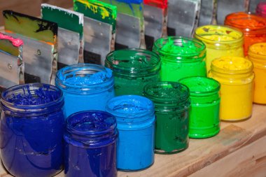 ekran baskı tee gömlek fabrika mağazasında şeffaf şişelerde renkli plastisol mürekkep.