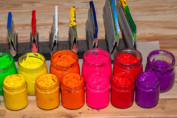 彩色的Plastisol墨水在透明瓶在丝网印刷T恤工厂商店 — 图库照片