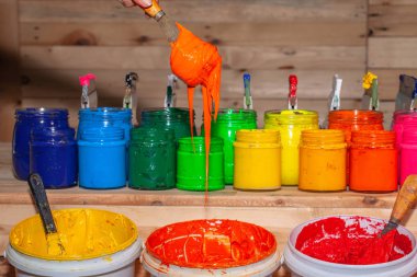 turuncu renk renk kepçe sapından düşer. ekran baskı tee gömlek renkli tee gömlek tee gömlek fabrika mağaza.