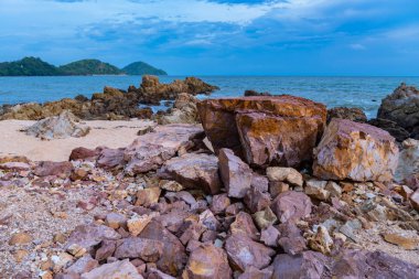 Denizde temiz hava Dalgalar tarafından dövülen güzel taşlar.