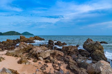 Denizde temiz hava Dalgalar tarafından dövülen güzel taşlar.