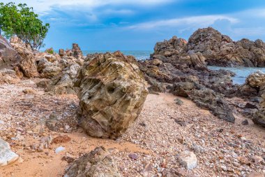 Denizde temiz hava Dalgalar tarafından dövülen güzel taşlar.