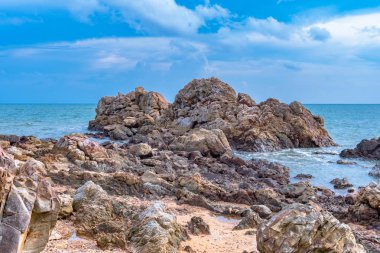 Denizde temiz hava Dalgalar tarafından dövülen güzel taşlar.