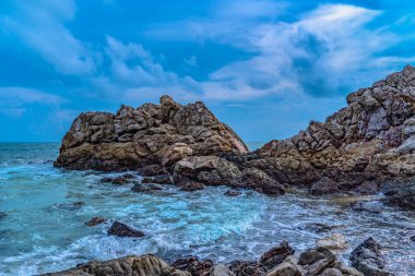 Denizde temiz hava Dalgalar tarafından dövülen güzel taşlar.
