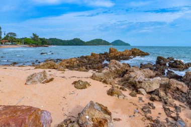 Denizde temiz hava Dalgalar tarafından dövülen güzel taşlar.