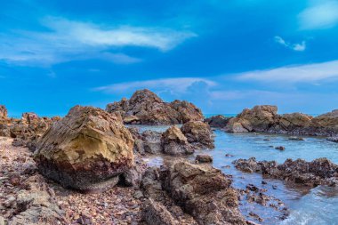 Denizde temiz hava Dalgalar tarafından dövülen güzel taşlar.