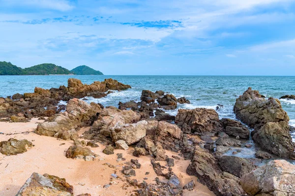 Denizde temiz hava Dalgalar tarafından dövülen güzel taşlar.