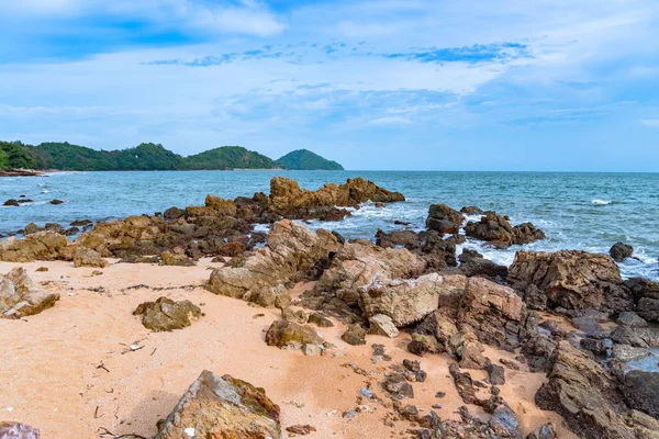 Denizde temiz hava Dalgalar tarafından dövülen güzel taşlar.