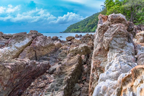 Denizde temiz hava Dalgalar tarafından dövülen güzel taşlar.