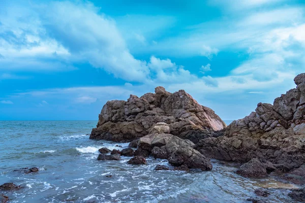 Denizde temiz hava Dalgalar tarafından dövülen güzel taşlar.