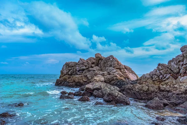 Denizde temiz hava Dalgalar tarafından dövülen güzel taşlar.