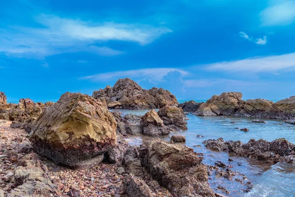 Denizde temiz hava Dalgalar tarafından dövülen güzel taşlar.