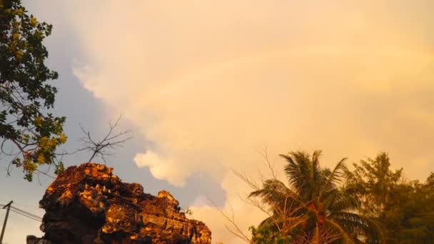 光海滩甲米日落时白云上的彩虹 — 图库视频影像