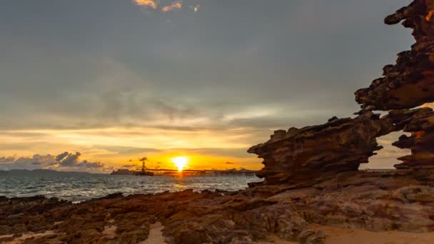 Timelapse Puesta Sol Detrás Del Muelle Industria Playa Kwang Krabi — Vídeo de stock
