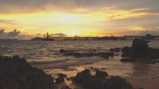 Piękny Zachód Słońca Nad Molo Przemysłu Plaży Kwang Nie Piękną — Wideo stockowe