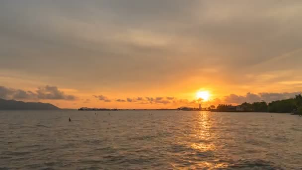 Zeitraffer Sonnenuntergang Hinter Dem Leuchtturm Lam Ngob Pier Der Provinz — Stockvideo