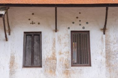 güzel bardak ve kase Rayong eyaleti Tayland wat Ban Lang tapınağında kilisenin duvarında dekore edilmiştir. eski kilise Ayutthaya döneminde inşa edilmiştir
