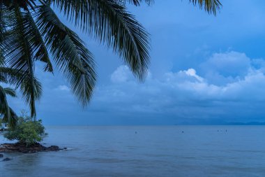 yağmurlu denizde gün doğumunda mavi gökyüzünde güzel pembe bulut