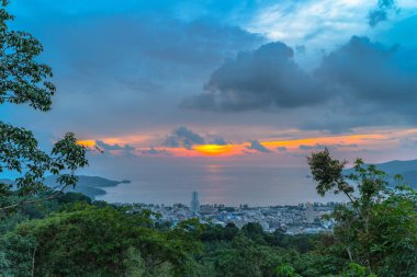 güzel kırmızı güneş Patong plajda okyanusa iner 