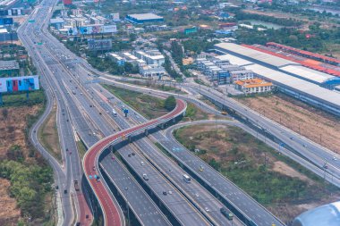 Samutprakan,Tayland-Haziran,19,2019:Suvarnabhumi Havaalanı'na ulaşmadan önce uçakta tayland manzarasını pencereden aşağıya bakarak.