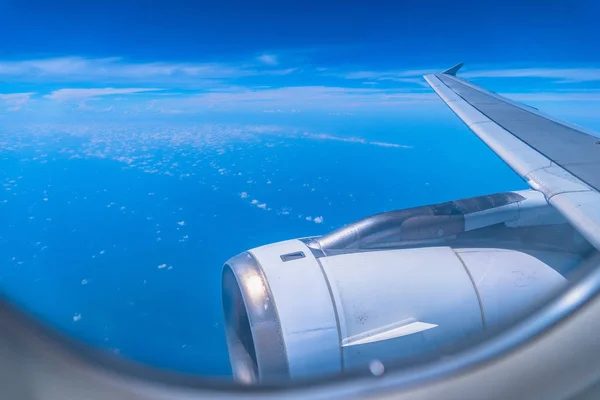 飛行機の窓から見た青空の白い雲 — ストック写真