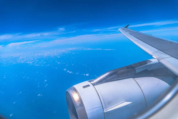 Bílý Mrak Modrém Nebi Pohled Okna Letadla — Stock fotografie