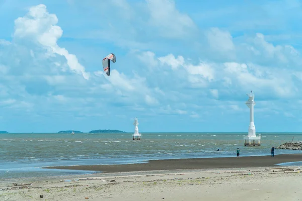 风筝冲浪运动是罗勇省非常受欢迎的海港 因为风不断吹 让运动员玩一整天 — 图库照片