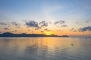 Chalong körfezinde gün doğumunda sessiz ve barış denizi.