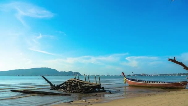 海浪毁坏了在查龙海滩海滩上沉没的船废墟 — 图库视频影像