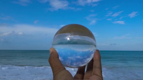 Bola Cristal Mano Playa Ondas Voltear Vertical — Vídeo de stock