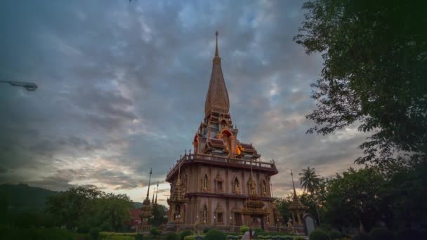 Timelapse Pôr Sol Nublado Acima Chalong Templo Phuket — Vídeo de Stock