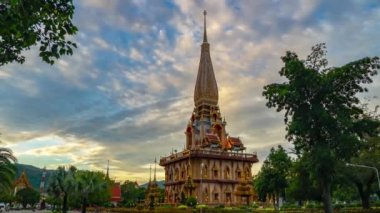 Chalong tapınak Phuket yukarıda timelapse bulutlu gün batımı