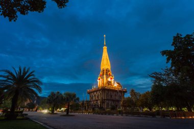 Chalong tapınak Phuket Tayland güzel pagoda. Chalong tapınağı turistler için bir dönüm işaretidir