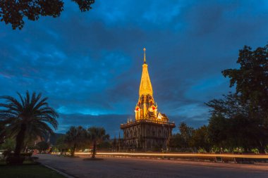 Chalong tapınak Phuket Tayland güzel pagoda. Chalong tapınağı turistler için bir dönüm işaretidir