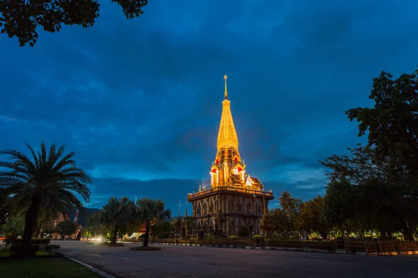 Chalong tapınak Phuket Tayland güzel pagoda. Chalong tapınağı turistler için bir dönüm işaretidir