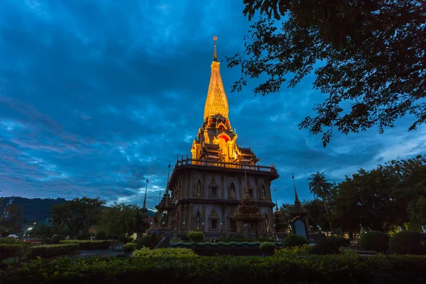 Chalong tapınak Phuket Tayland güzel pagoda. Chalong tapınağı turistler için bir dönüm işaretidir