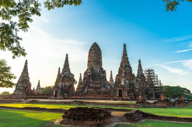 Ayutthaya Eyaleti Wat Ckaiwatthanaram Tapınağı kalıntıları pagoda arkasında gündoğumu