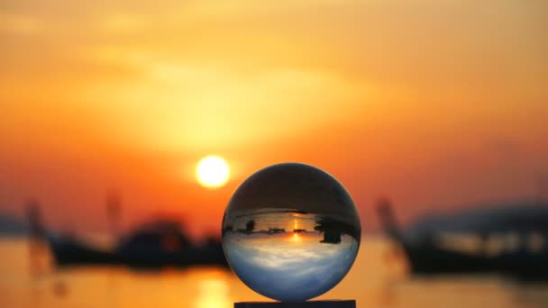 タイムラプスクリスタルガラス球球は 球状で日の出の海景を明らかにします — ストック動画