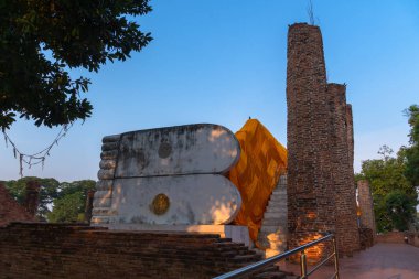 Wat Khun Inthapramun 'da gün batımı Sukhothai döneminde inşa edilen bir tapınaktır. Bu tapınağın imzası büyük, güzel, yaslanmış Buda 'dır..