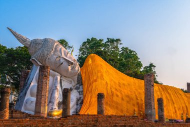 Wat Khun Inthapramun 'da gün batımı Sukhothai döneminde inşa edilen bir tapınaktır. Bu tapınağın imzası büyük, güzel, yaslanmış Buda 'dır..