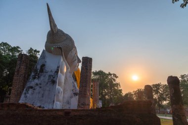 Wat Khun Inthapramun 'da gün batımı Sukhothai döneminde inşa edilen bir tapınaktır. Bu tapınağın imzası büyük, güzel, yaslanmış Buda 'dır..