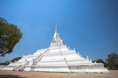 mavi gökyüzünde beyaz büyük chedi Phu Khao Thong Birmanya üzerinde Kral Naresuan zaferini kutlamak için inşa edilmiştir