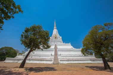 mavi gökyüzünde beyaz büyük chedi Phu Khao Thong Birmanya üzerinde Kral Naresuan zaferini kutlamak için inşa edilmiştir