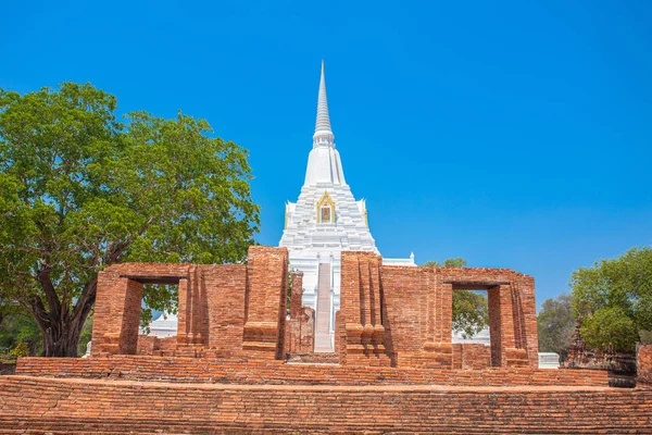 在蓝天上建造的白色大切迪 普考通是为了庆祝纳雷苏安国王战胜缅甸人而建造的 — 图库照片